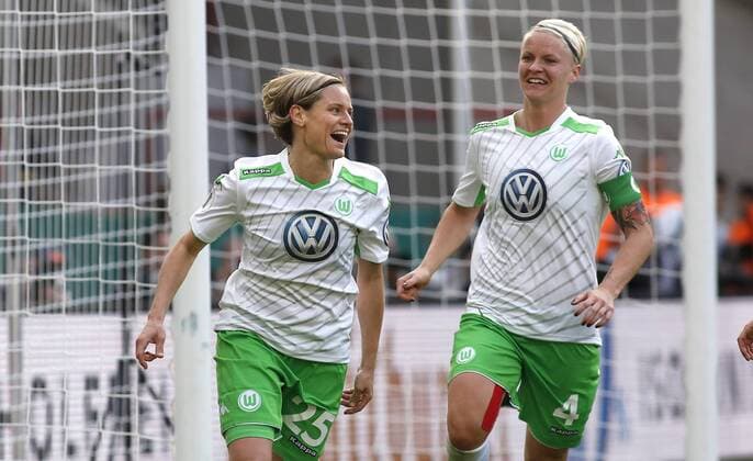 Köln, RheinEnergieStadion, 01.05.15: Martina Müller (VFL Wolfsburg) (L) Torschützin zum 2:0 Tor jubelt mit Nilla Fischer (VFL Wolfsburg) beim Frauenfussball im Pokalfinale zwischen 1. FFC Turbine Potsdam vs. VFL Wolfsburg in der Saison 2014 2015.