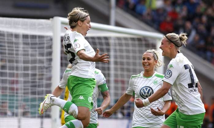 Köln, RheinEnergieStadion, 01.05.15: Martina Müller (VFL Wolfsburg) (L) Torschützin zum 2:0 Tor jubelt mit Alexandra Popp (VFL Wolfsburg) (R) beim Frauenfussball im Pokalfinale zwischen 1. FFC Turbine Potsdam vs. VFL Wolfsburg in der Saison 2014 2015.