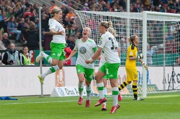 v.li.: Martina Müller (VfL Wolfsburg), Nilla Fischer (VfL Wolfsburg) und Alexandra Popp (VfL Wolfsburg) mit Torjubel, Jubel, Freude über das Tor zum 0:2 durch Martina Müller (VfL Wolfsburg), Fussball, DFB-Pokal der Frauen, 1. FFC Turbine Potsdam - VfL Wolfsburg, xobx
