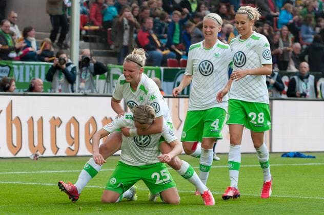 v.li.: Alexandra Popp (VfL Wolfsburg), Martina Müller (VfL Wolfsburg), Nilla Fischer (VfL Wolfsburg) und Lena Goeßling (VfL Wolfsburg) mit Torjubel, Jubel, Freude über das Tor zum 0:2, Fussball, DFB-Pokal der Frauen, 1. FFC Turbine Potsdam - VfL Wolfsburg, xobx