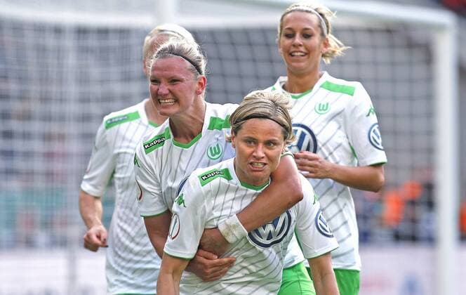 Köln, RheinEnergieStadion, 01.05.15: Martina Müller (VFL Wolfsburg) (R) Torschützin zum 2:0 Tor jubelt mit Alexandra Popp (VFL Wolfsburg) (R) beim Frauenfussball im Pokalfinale zwischen 1. FFC Turbine Potsdam vs. VFL Wolfsburg in der Saison 2014 2015.
