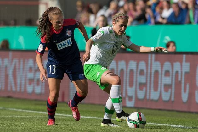 v.li.: Lia Wälti (1. FFC Turbine Potsdam) und Anna Blässe (VfL Wolfsburg) im Zweikampf, Duell, duel, tackle, Fussball, DFB-Pokal der Frauen, 1. FFC Turbine Potsdam - VfL Wolfsburg, xdgx
