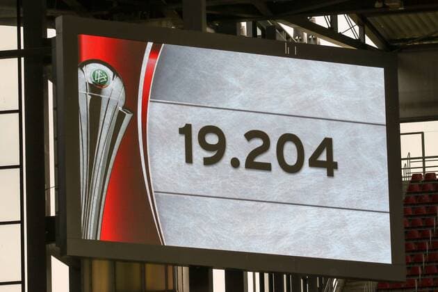 Die offizielle Zuschauerzahl von 19204 Zuschauern erscheint auf der Anzeigetafel, Symbolfoto, Symbolbild, Besucher, Zuschauer, Fans, 19.204, Fussball, DFB-Pokal der Frauen, 1. FFC Turbine Potsdam - VfL Wolfsburg, xozx