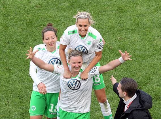 v.li.: Alexandra Popp (VfL Wolfsburg) mit Torjubel, celebrate the goal, goal celebration, Jubel über das Tor 3:0 , Fussball, DFB-Pokal der Frauen, 1. FFC Turbine Potsdam - VfL Wolfsburg, xmrx
