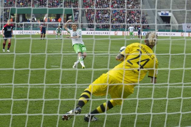 Martina MUELLER (Müller, Mi.) (WOB), erzielt per Elfmeter, Strafstoss, das Tor zum 2:0 gegen Torfrau Anna-Felicitas SARHOLZ (P); Fussball DFB Pokal Finale der Frauen 2015, 1. FFC Turbine Potsdam (P) - VfL Wolfsburg (WOB) , am 01.05.2015 in Koeln Deutschland.