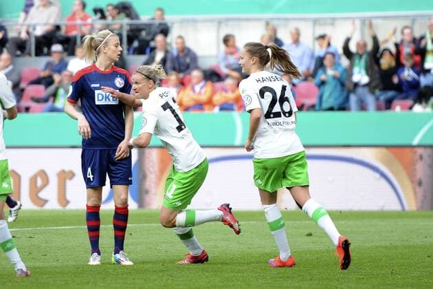 Koeln, Deutschland 01. Mai 2015: DFB Pokalfinale der Frauen 14 15 - Turbine Potsdam vs. VfL Wolfsburg. Torjubel zum 3: 0 durch Alexandra Popp (Wolfsburg).Caroline Graham Hansen (Wolfsburg) ot