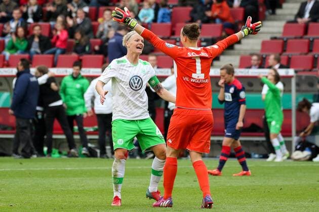 v.li.: Nilla Fischer (VfL Wolfsburg) und Almuth Schult (Torfrau, VfL Wolfsburg) jubeln über den Pokalsieg, Fussball, DFB-Pokal der Frauen, 1. FFC Turbine Potsdam - VfL Wolfsburg, xozx