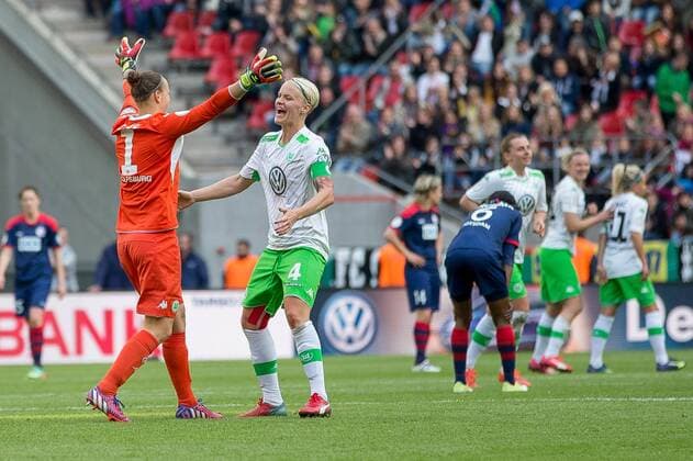 v.li.: Torhüterin Almuth Schult (VfL Wolfsburg), Nilla Fischer (VfL Wolfsburg), Sieger, Jubel, Pokalsieger, Fussball, DFB-Pokal der Frauen, 1. FFC Turbine Potsdam - VfL Wolfsburg, xbhx