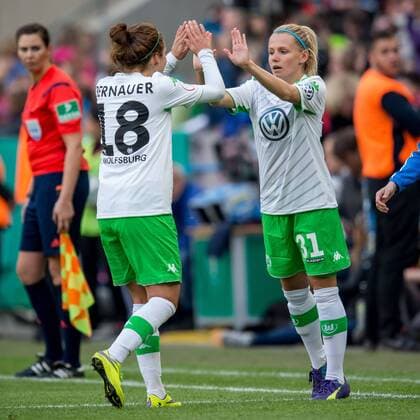 v.li.: Wechsel, Auswechslung, Einwechslung, substitution , Vanessa Bernauer (VfL Wolfsburg), Julia Simic (VfL Wolfsburg), Fussball, DFB-Pokal der Frauen, 1. FFC Turbine Potsdam - VfL Wolfsburg, xbhx