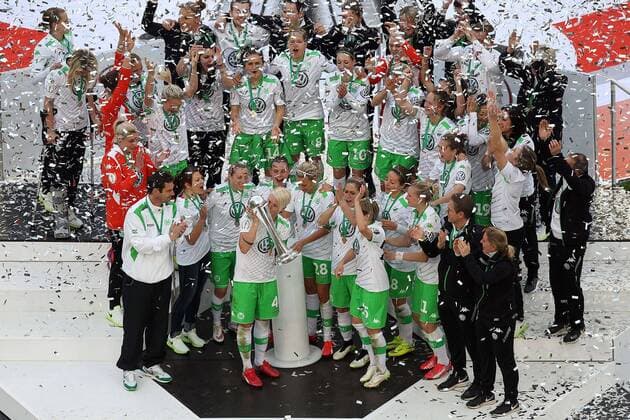 v.li.: Nilla Fischer (VfL Wolfsburg) küsst den Pokal, Sieger, Gewinner, Freude, Jubel , Fussball, DFB-Pokal der Frauen, 1. FFC Turbine Potsdam - VfL Wolfsburg, xmrx