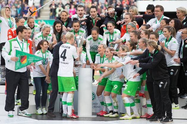 v.li.: Siegerehrung, Gewinner, Sieger, Pokalsieger, Winner, Pokalübergabe, Übergabe, Siegerehrung, Ehrung, Fussball, DFB-Pokal der Frauen, 1. FFC Turbine Potsdam - VfL Wolfsburg, xbhx