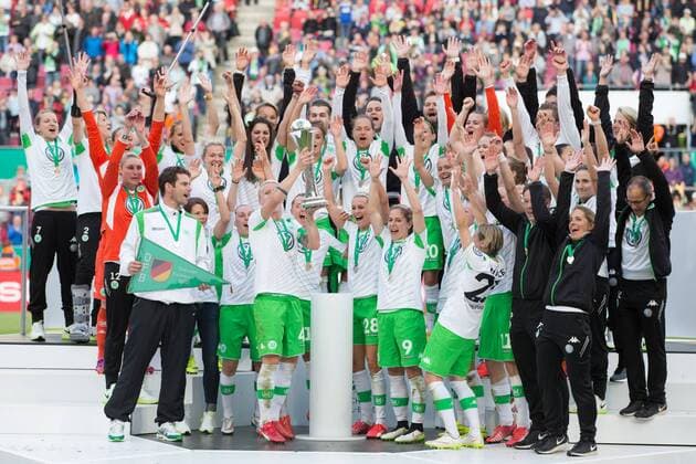 v.li.: Siegerehrung, Gewinner, Sieger, Pokalsieger, Winner, Pokalübergabe, Übergabe, Siegerehrung, Ehrung, Fussball, DFB-Pokal der Frauen, 1. FFC Turbine Potsdam - VfL Wolfsburg, xbhx