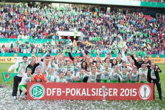 v.li.: Siegerehrung, Gewinner, Sieger, Pokalsieger, Winner, Pokalübergabe, Übergabe, Siegerehrung, Ehrung, Fussball, DFB-Pokal der Frauen, 1. FFC Turbine Potsdam - VfL Wolfsburg, xbhx