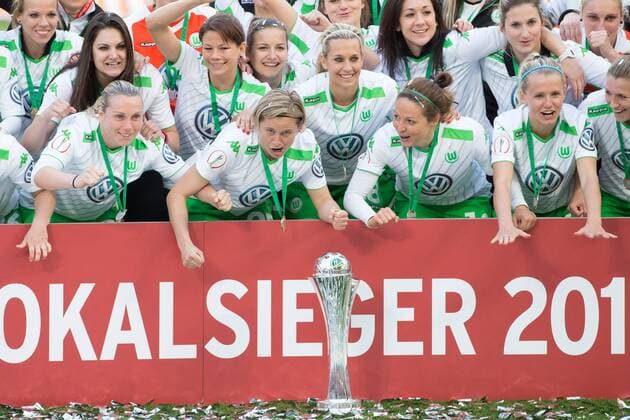 v.li.: Siegerehrung, Gewinner, Sieger, Pokalsieger, Winner, Pokalübergabe, Übergabe, Siegerehrung, Ehrung, Fussball, DFB-Pokal der Frauen, 1. FFC Turbine Potsdam - VfL Wolfsburg, xbhx