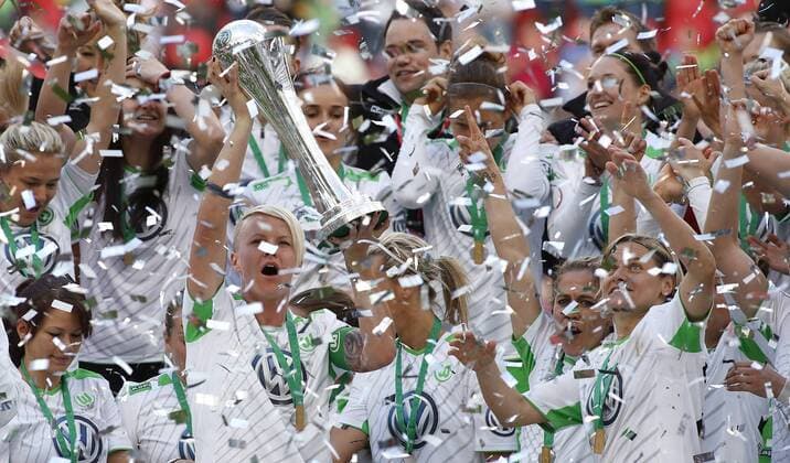 Köln, RheinEnergieStadion, 01.05.15: Deustcher Pokalsieger 2015 VFL Wolfsburg: Nilla Fischer (VFL Wolfsburg) stemmt den Pokal in die Höhe, Martina Müller (VFL Wolfsburg) (R) beim Frauenfussball im Pokalfinale zwischen 1. FFC Turbine Potsdam vs. VFL Wolfsburg in der Saison 2014 2015.