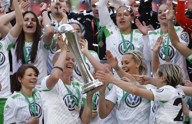 Köln, RheinEnergieStadion, 01.05.15: Deustcher Pokalsieger 2015 VFL Wolfsburg: Nilla Fischer (VFL Wolfsburg) (L) stemmt den Pokal in die Höhe, Lena Goeßling (VFL Wolfsburg) (M) und Martina Müller (VFL Wolfsburg) (R) beim Frauenfussball im Pokalfinale zwischen 1. FFC Turbine Potsdam vs. VFL Wolfsburg in der Saison 2014 2015.