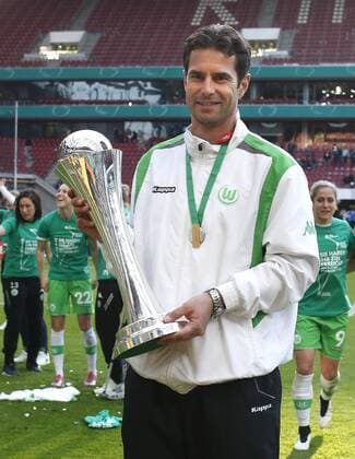 Köln, RheinEnergieStadion, 01.05.15: Deustcher Pokalsieger 2015 VFL Wolfsburg: Wolfsburgs Trainer Ralf Kellermann mit Pokal beim Frauenfussball im Pokalfinale zwischen 1. FFC Turbine Potsdam vs. VFL Wolfsburg in der Saison 2014 2015.