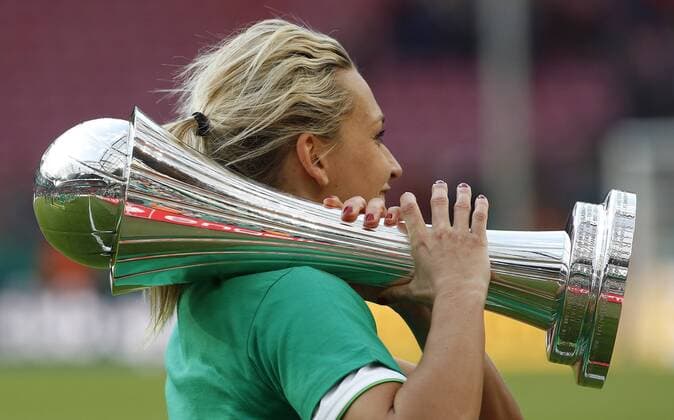 Köln, RheinEnergieStadion, 01.05.15: Deustcher Pokalsieger 2015 VFL Wolfsburg: Lena Goeßling (VFL Wolfsburg) mit Pokal beim Frauenfussball im Pokalfinale zwischen 1. FFC Turbine Potsdam vs. VFL Wolfsburg in der Saison 2014 2015.