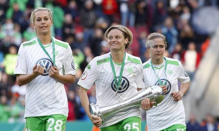 Köln, RheinEnergieStadion, 01.05.15: Deustcher Pokalsieger 2015 VFL Wolfsburg: Martina Müller (VFL Wolfsburg) mit Pokal, Lena Goeßling (VFL Wolfsburg) (L) beim Frauenfussball im Pokalfinale zwischen 1. FFC Turbine Potsdam vs. VFL Wolfsburg in der Saison 2014 2015.