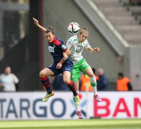 Koeln, Fussball , DFB Pokal Finale der Frauen , Saison 2014 2015, Turbine Potsdam vs VfL Wolfsburg 01.05.2015, Rheinenergie Stadion Köln, Lidija Kulis VFl Wolfsburg Verena Faißt, Potsdam