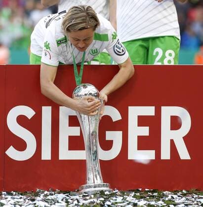 Köln, RheinEnergieStadion, 01.05.15: Deustcher Pokalsieger 2015 VFL Wolfsburg: Martina Müller (VFL Wolfsburg) mit Pokal beim Frauenfussball im Pokalfinale zwischen 1. FFC Turbine Potsdam vs. VFL Wolfsburg in der Saison 2014 2015.