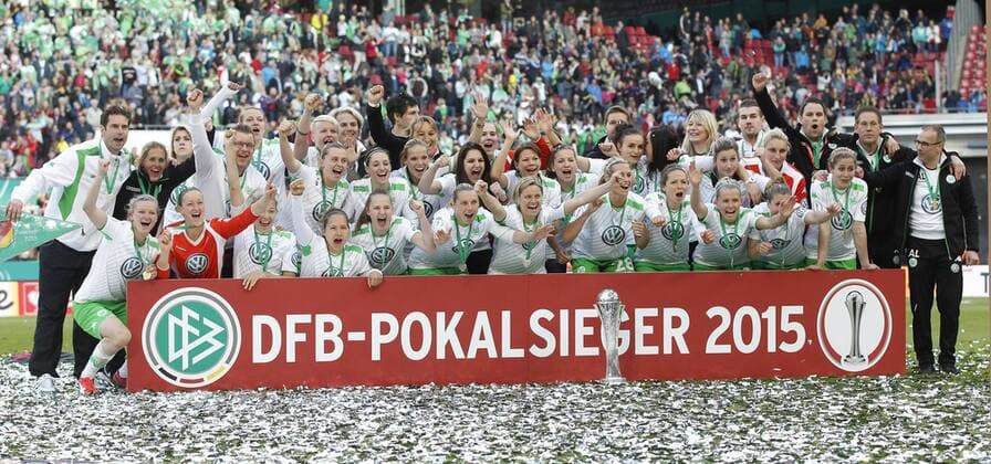 Köln, RheinEnergieStadion, 01.05.15: Deustcher Pokalsieger 2015 VFL Wolfsburg: Siegerfoto mit Martina Müller (VFL Wolfsburg), Nilla Fischer (VFL Wolfsburg), Alexandra Popp (VFL Wolfsburg), Trainer Ralf Kellermann,Almuth Schult (VFL Wolfsburg), a.u. beim Frauenfussball im Pokalfinale zwischen 1. FFC Turbine Potsdam vs. VFL Wolfsburg in der Saison 2014 2015.