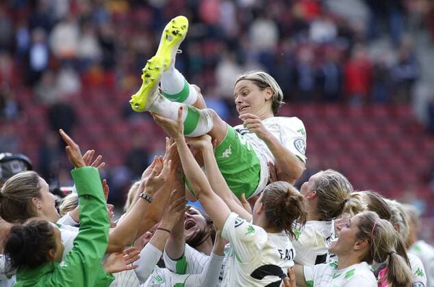 Köln, RheinEnergieStadion, 01.05.15: Deustcher Pokalsieger 2015 VFL Wolfsburg: Martina Müller (VFL Wolfsburg) wird gefeiert beim Frauenfussball im Pokalfinale zwischen 1. FFC Turbine Potsdam vs. VFL Wolfsburg in der Saison 2014 2015.