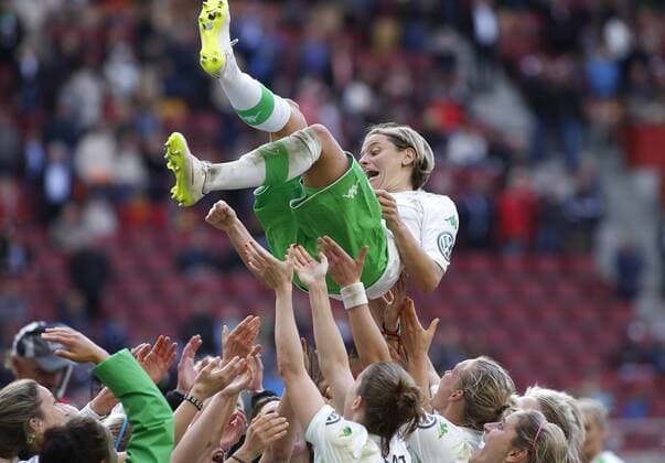 Köln, RheinEnergieStadion, 01.05.15: Deustcher Pokalsieger 2015 VFL Wolfsburg: Martina Müller (VFL Wolfsburg) wird gefeiert beim Frauenfussball im Pokalfinale zwischen 1. FFC Turbine Potsdam vs. VFL Wolfsburg in der Saison 2014 2015.