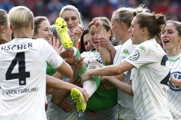 Köln, RheinEnergieStadion, 01.05.15: Deustcher Pokalsieger 2015 VFL Wolfsburg: Martina Müller (VFL Wolfsburg) wird gefeiert beim Frauenfussball im Pokalfinale zwischen 1. FFC Turbine Potsdam vs. VFL Wolfsburg in der Saison 2014 2015.
