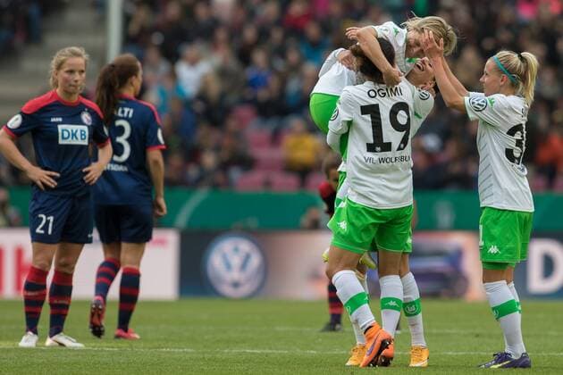 v.li.: Martina Müller (VfL Wolfsburg), Yuki Ogimi (VfL Wolfsburg) (von Hinten), Selina Wagner (VfL Wolfsburg) und Julia Simic (VfL Wolfsburg) feiern den Sieg, Fussball, DFB-Pokal der Frauen, 1. FFC Turbine Potsdam - VfL Wolfsburg, xdgx
