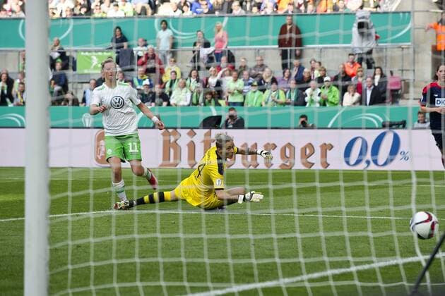 Alexandra POPP (WOB, l.) erzielt das Tor zum 3:0 ; Fussball DFB Pokal Finale der Frauen 2015, 1. FFC Turbine Potsdam (P) - VfL Wolfsburg (WOB) , am 01.05.2015 in Koeln Deutschland.