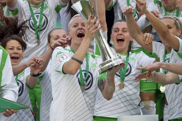 Kapitaensfrau Nilla FISCHER (WOB, l.) praesentiert den DFB-Pokal mit ihren Mitspielerinnen; Siegerehrung; Fussball DFB Pokal Finale der Frauen 2015, 1. FFC Turbine Potsdam (P) - VfL Wolfsburg (WOB) , am 01.05.2015 in Koeln Deutschland.