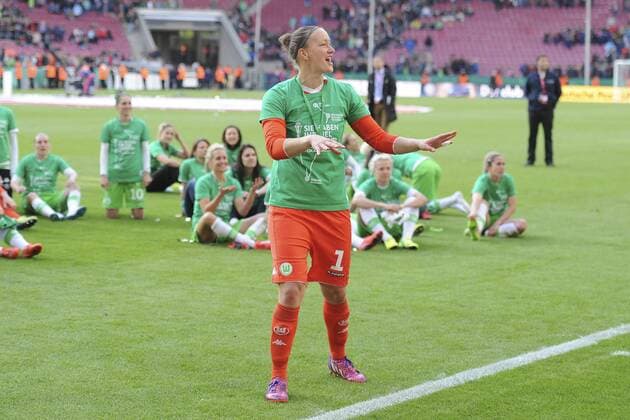 Koeln, Deutschland 01. Mai 2015: DFB Pokalfinale der Frauen 14 15 - Turbine Potsdam vs. VfL Wolfsburg. Almuth Schult (Wolfsburg) steht vor den Wolfsburger Fans. ot