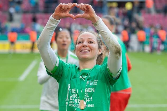 Vanessa Bernauer (VfL Wolfsburg) formt mit den Händen ein Herz und grüßt die Fans, Fussball, DFB-Pokal der Frauen, 1. FFC Turbine Potsdam - VfL Wolfsburg, xobx