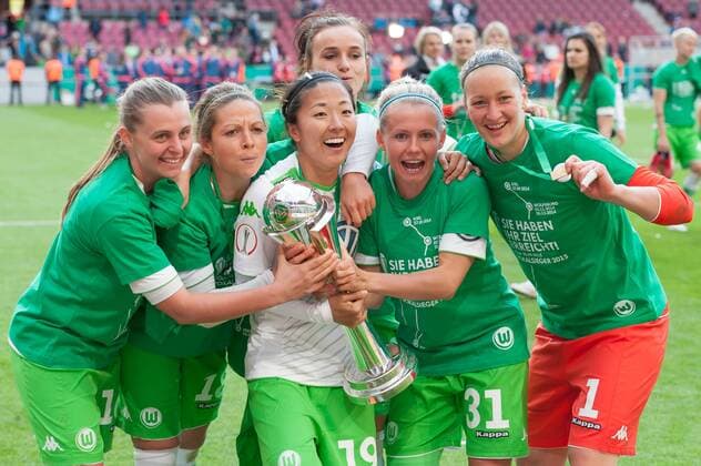 v.li.: Noelle Maritz (VfL Wolfsburg), Vanessa Bernauer (VfL Wolfsburg), Yuki Ogimi (VfL Wolfsburg), Lina Magull (VfL Wolfsburg), Julia Simic (VfL Wolfsburg) und Torhüterin Almuth Schult (VfL Wolfsburg) mit dem Pokal, Fussball, DFB-Pokal der Frauen, 1. FFC Turbine Potsdam - VfL Wolfsburg, xobx