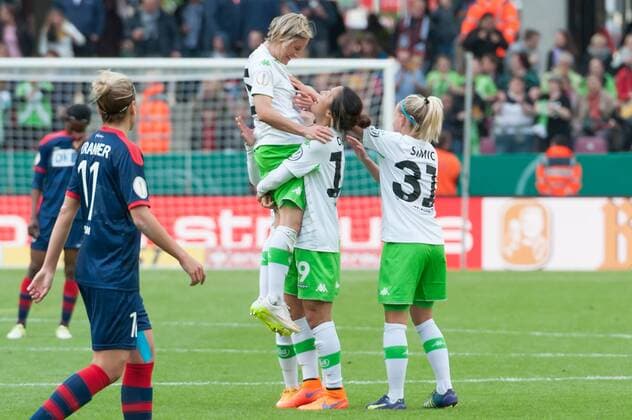 v.li.: Martina Müller (VfL Wolfsburg) auf dem Arm von Yuki Ogimi (VfL Wolfsburg) und Julia Simic (VfL Wolfsburg) feiern den Sieg, Pokalsieg, Fussball, DFB-Pokal der Frauen, 1. FFC Turbine Potsdam - VfL Wolfsburg, xobx