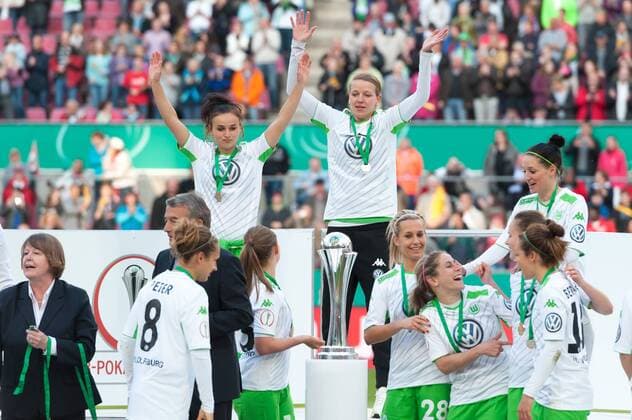 Die Spielerinnen des VfL Wolfsburg feiern den DFB-Pokalsieg, Pokalsieg, Sieg, Fussball, DFB-Pokal der Frauen, 1. FFC Turbine Potsdam - VfL Wolfsburg, xobx