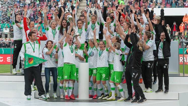 Kapitänin Nilla Fischer (VfL Wolfsburg) reisst den Pokal in die Höhe, stemmt den Pokal in die Luft, Fussball, DFB-Pokal der Frauen, 1. FFC Turbine Potsdam - VfL Wolfsburg, xobx