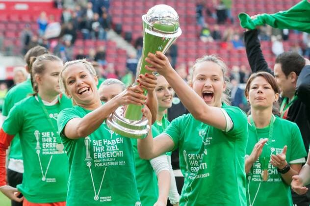 v.li.: Lena Goeßling (VfL Wolfsburg) und Caroline Graham Hansen (VfL Wolfsburg) mit dem DFB-Pokal, Fussball, DFB-Pokal der Frauen, 1. FFC Turbine Potsdam - VfL Wolfsburg, xobx