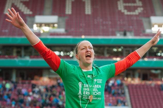 Torhüterin Almuth Schult (VfL Wolfsburg) heizt den Fans ein, Fussball, DFB-Pokal der Frauen, 1. FFC Turbine Potsdam - VfL Wolfsburg, xobx