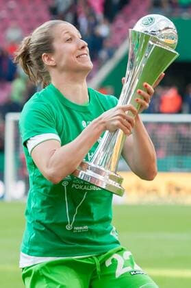 Verena Faißt (VfL Wolfsburg) mit dem Pokal, Fussball, DFB-Pokal der Frauen, 1. FFC Turbine Potsdam - VfL Wolfsburg, xobx