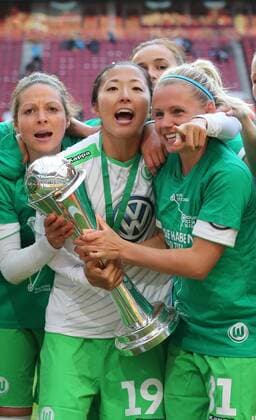 Koeln, Fussball , DFB Pokal Finale der Frauen , Saison 2014 2015, Turbine Potsdam vs VfL Wolfsburg , 01.05.2015, Rheinenergie Stadion Köln, Yuki Ogimi, Julia Simic beide VFL Wolfsburg, mit DFB Pokal