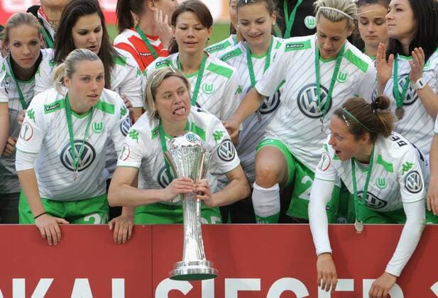 Koeln, Deutschland, 01.05.2015, Frauen, DFB-Pokalfinale, 1. FFC Turbine Potsdam vs VfL Wolfsburg: Martina Mueller (Wolfsburg) hebt den Pokal hoch nach dem Sieg.