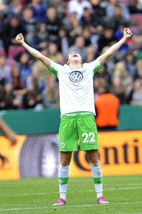 Koeln, Deutschland 01. Mai 2015: DFB Pokalfinale der Frauen 14 15 - Turbine Potsdam vs. VfL Wolfsburg. freunde über den Pokalsieg ist Verena Faißt (Wolfsburg) nach Abpfiff. ot