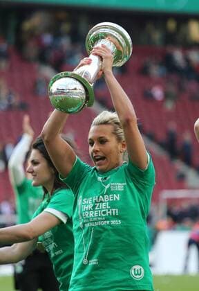 Koeln, Fussball , DFB Pokal Finale der Frauen , Saison 2014 2015, 1.FFC Turbine Potsdam vs VfL Wolfsburg , 01.05.2015, Rheinenergie Stadion Köln, Lena Goeßling VFL Wolfsburg mit DFB Pokal