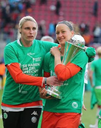 Koeln, Fussball , DFB Pokal Finale der Frauen , Saison 2014 2015,1. FFC Turbine Potsdam vs VfL Wolfsburg , Rheinenergie Stadion Köln, Almuth Jana Burgmeister Schult beide VFL Wolfsburg TW mit POkal