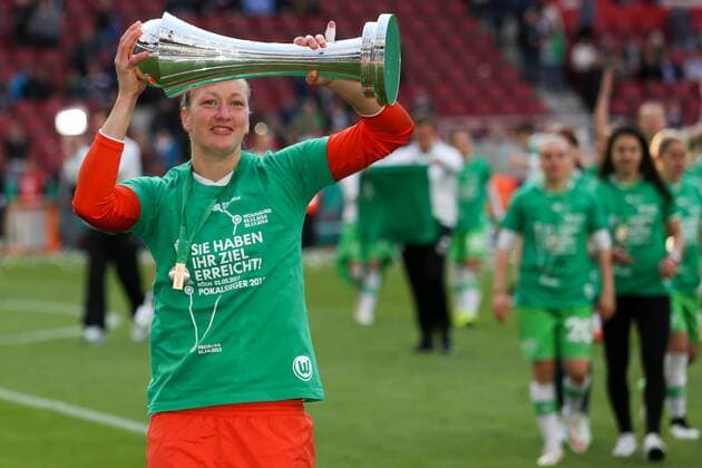 Almuth Schult (Torfrau, VfL Wolfsburg) mit dem DFB-Pokal der Frauen, Sieger, Gewinner, Freude, Jubel, Fussball, DFB-Pokal der Frauen, 1. FFC Turbine Potsdam - VfL Wolfsburg, xozx