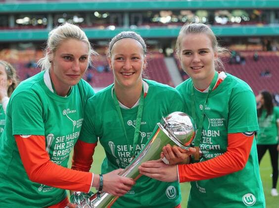 Koeln, Fussball , DFB Pokal Finale der Frauen , Saison 2014 2015,1.FFC Turbine Potsdam vs VfL Wolfsburg , Rheinenergie Stadion Köln, Jana Burgmeister, Almuth Schult, Merle Frohms, alle VfL Wolfsburg, mit DFB Pokal