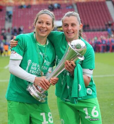 Koeln, Fussball , DFB Pokal Finale Frauen , Saison 2014 2015, Turbine Potsdam vs VfL Wolfsburg , 01.05.2015, Rheinenergie Stadion Köln, Vanessa Bernauer, Noelle Maritz beide VFL Wolfsburg mit Pokal