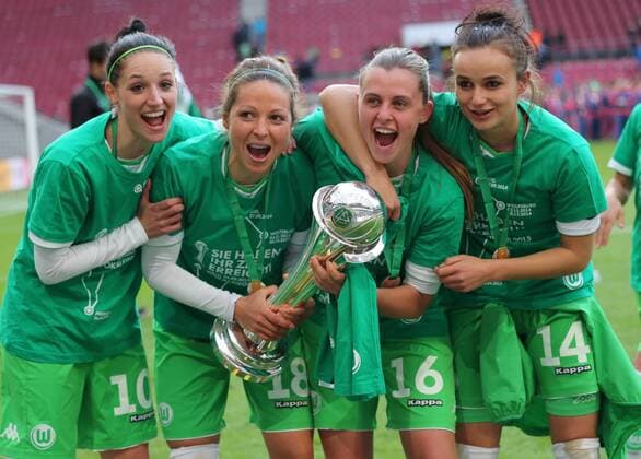 Koeln, Fussball , DFB Pokal Finale Frauen , Saison 2014 2015, 1.FFC Turbine Potsdam vs VfL Wolfsburg , 01.05.2015, Rheinenergie Stadion Köln, SSelina Wagner, Vanessa Bernauer,Noelle Maritz Lina Magull alle VFL Wolfsburg, mit DFB Pokal